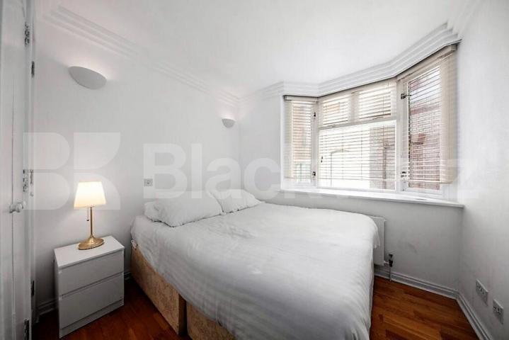 Fantastic two bed two bath flat in amazing Mayfair location by Hyde Park.  Bourdon Street, Mayfair 
